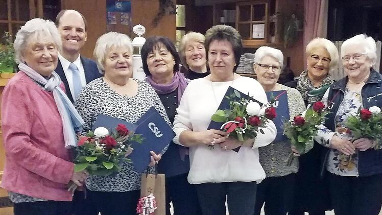 Ehrungen bei der Frauen-Union Gößweinstein-Kleingesee anlässlich des 40-jährigen Bestehens des Ortsverbandes (von links): Reta Arnold, Michael Hofmann, Renate Winkelmann, Gründungsvorsitzende Josefa Bauer, FU-Ortsvorsitzende Waltraud Howells, Betti Brütting, Hildegard Wendler, Gabi Oost sowie Gunda Zweck (von links)  Foto: Thomas Weichert