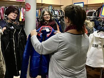 Die Kiste ist Anlaufstelle für alle, die günstig, hochwertige Kleidung kaufen wollen oder müssen, weil ihre finanzielle Situation eingeschränkt ist. Zur Zeit ist der Secondhand-Laden geschlossen, wodurch dem Kinderschutzbund wichtige Einnahmen fehlen. Vorsitzende Bettina Dörfling (Mitte) und Mitarbeiterin Martina Beck (links) arbeiten derzeit an einem Schutz- und Hygienekonzept. Foto: Christiane Lehmann