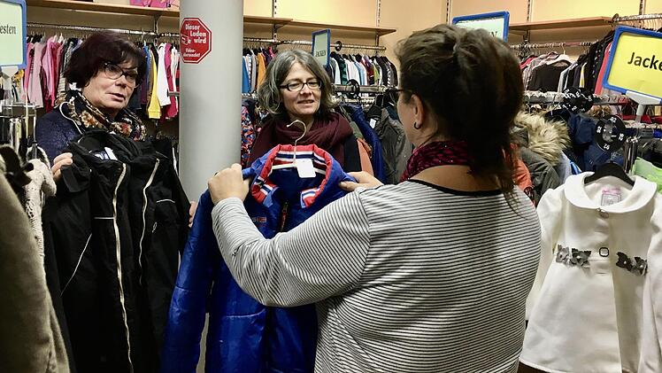 Die Kiste ist Anlaufstelle für alle, die günstig, hochwertige Kleidung kaufen wollen oder müssen, weil ihre finanzielle Situation eingeschränkt ist. Zur Zeit ist der Secondhand-Laden geschlossen, wodurch dem Kinderschutzbund wichtige Einnahmen fehlen. Vorsitzende Bettina Dörfling (Mitte) und Mitarbeiterin Martina Beck (links) arbeiten derzeit an einem Schutz- und Hygienekonzept. Foto: Christiane Lehmann