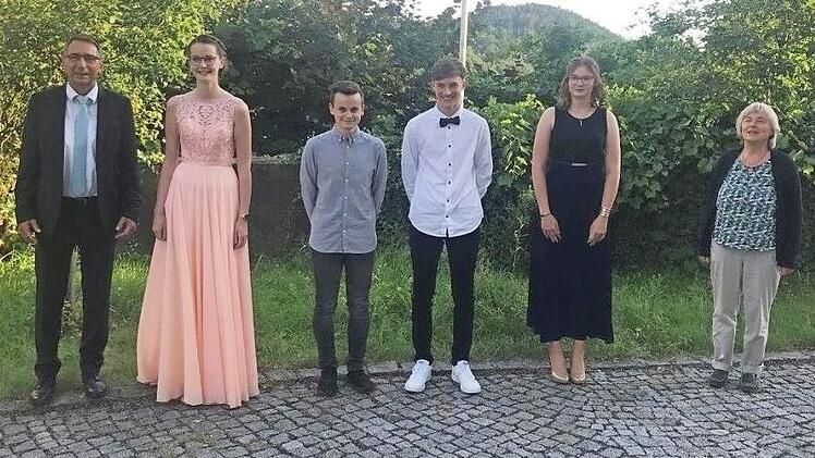 Direktor Uwe Schönfeld (links) und stellvertretende Landrätin Edith Memmel (rechts) gratulierten den Jahrgangsbesten der Klassen 10 B und C (ab Zweite von links) Anna Kotschenreuther, Noah Kestel, Moritz Gareis und Celina Daum, mit einem Notendurchschnitt bis 1,55. Auf dem Bild fehlt Leonie Hopf. Foto: privat