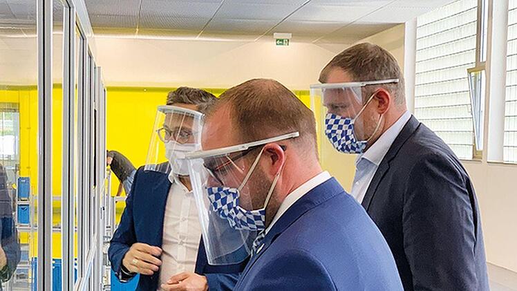 In der ersten Corona-Welle waren Faceshields in Kombination mit Masken, wie Landrat Sebastian Straubel sie im Juni 2020 trug, noch als probater Schutz gefragt. Jetzt wappnet sich die Region bereits gegen die vierte Welle.