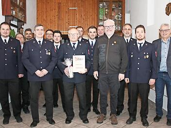 Ehrungen verdienter Mitglieder standen bei der Jahreshauptversammlung der FF Hochstadt auf der Tagesordnung. Markus Pfadenhauer (vorne, 2. v. l.) und Max Zeulner (r.) gratulierten den Geehrten, allen voran Reinhard Schnabel (vorne, 3. v. l.) zur E...