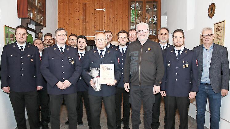 Ehrungen verdienter Mitglieder standen bei der Jahreshauptversammlung der FF Hochstadt auf der Tagesordnung. Markus Pfadenhauer (vorne, 2. v. l.) und Max Zeulner (r.) gratulierten den Geehrten, allen voran Reinhard Schnabel (vorne, 3. v. l.) zur E...