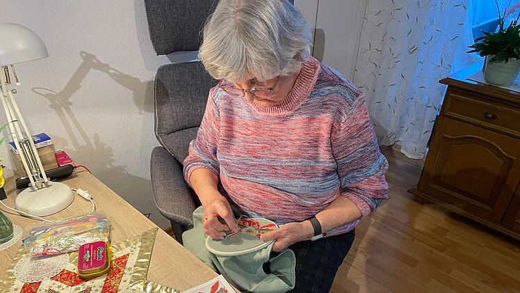 Rentnerin stickt, strickt und häkelt für den guten Zweck