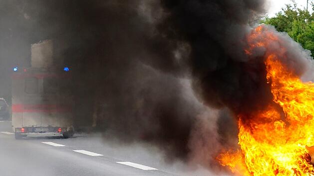 A3 bei Bischbrunn gesperrt: Wohnmobil brennt - Rettungshubschrauber alarmiert