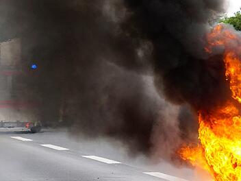 A3 bei Bischbrunn gesperrt: Wohnmobil brennt - Rettungshubschrauber alarmiert