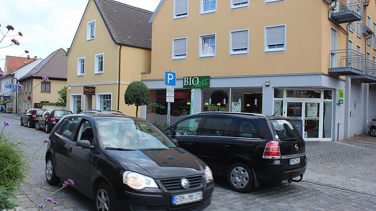 Die Verkehrssituation am Vogelseck sorgt ständig für Ärger. Zeitweise sorgen parkende fahrzeuge dafür, dass in diesem Beriech gar nichts mehr geht. Foto: Sabine Herteux