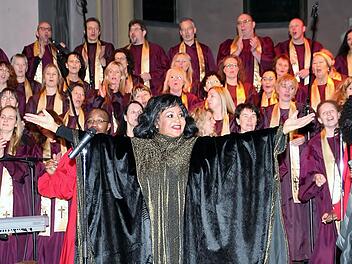 Mitreißend: Gospelsongs von den "KisSingers" mit Solistin Deborah Woodson Foto: Werner Vogel