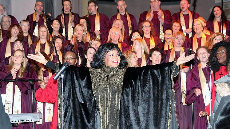 Mitreißend: Gospelsongs von den "KisSingers" mit Solistin Deborah Woodson Foto: Werner Vogel