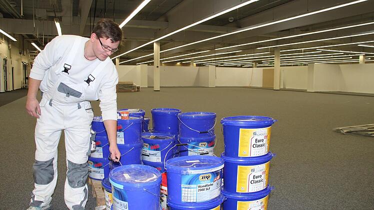 Der neue Fußboden ist verlegt. Jetzt haben die Maler wie Franz-Josef Fischer von der Firma Klier aus Klingenthal viel zu tun.  Foto: Stephan Tiroch