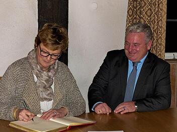 Da freut sich CSU-Bürgermeister Alfons Hartlieb: Monika Hohlmeier trägt sich in das Goldene Buch der Gemeinde Stettfeld im historischen Rathaus ein. Foto: Christian Ziegler