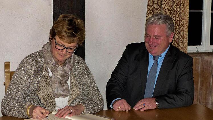 Da freut sich CSU-Bürgermeister Alfons Hartlieb: Monika Hohlmeier trägt sich in das Goldene Buch der Gemeinde Stettfeld im historischen Rathaus ein. Foto: Christian Ziegler