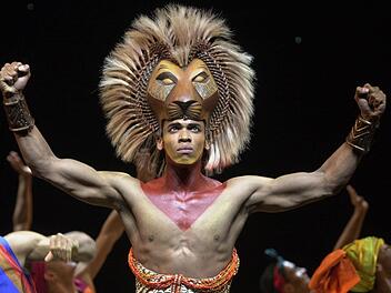 Das Musical "König der Löwen feierte am 2. Dezember 2001 Premiere in Hamburg. Foto: Ulrich Perrey dpa