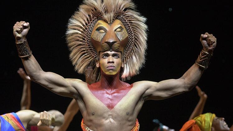 Das Musical "König der Löwen feierte am 2. Dezember 2001 Premiere in Hamburg. Foto: Ulrich Perrey dpa
