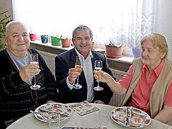 Bürgermeister Nagel (m.) stieß mit den Goldhochzeitern Katharina und Johann-Otto Roth auf das Ehejubiläum an. Foto: Pauline Lindner