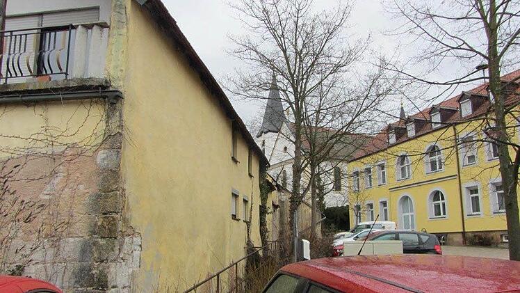Alt und neu: Mühle und saniertes Rathaus liegen einander gegenüber.Foto: Anette Schreiber