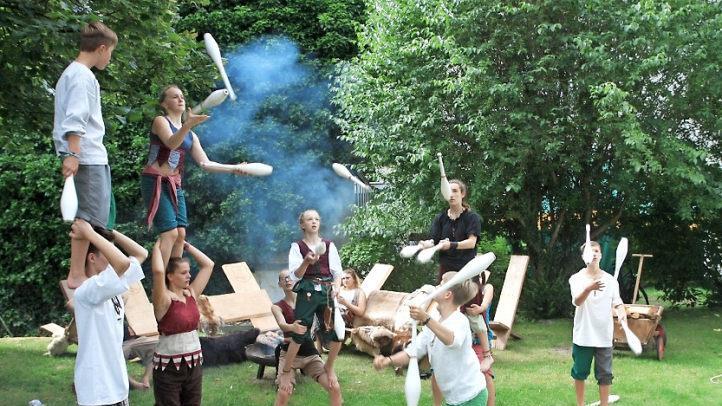 In ihrem Lager im Schlossgraben wurde zwischen den Auftritten trainiert.