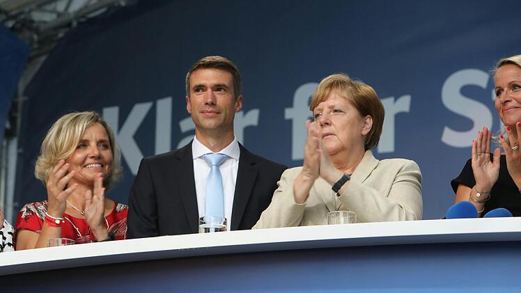 Die CSU-Kreisvorsitzenden aus Erlangen und dem Landkreis, Alexandra Wunderlich und Stefan M&uuml;ller (von links), begr&uuml;&szlig;ten Bundeskanzlerin Angela Merkel auf der B&uuml;hne. Rechts Moderatorin Claudia von Brauchitsch.  Foto: Barbara Herbst