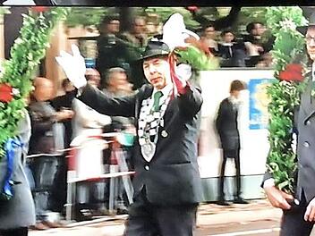 Die drei Majestäten der SG Rothenkirchen beim Trachten- und Schützenzug in München (v. li.): Julia Geiger, Hubert Ringlstetter, Lukas Beetz Foto: privat