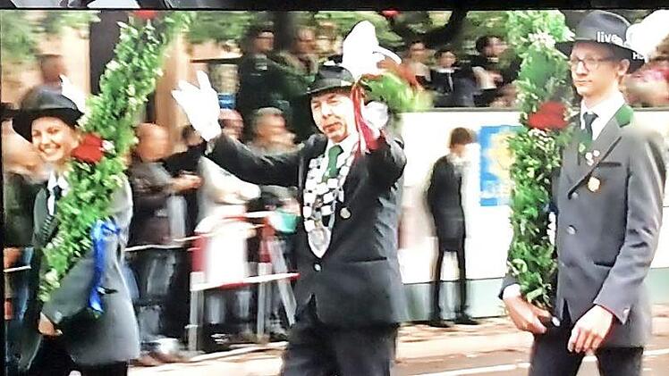 Die drei Majestäten der SG Rothenkirchen beim Trachten- und Schützenzug in München (v. li.): Julia Geiger, Hubert Ringlstetter, Lukas Beetz Foto: privat