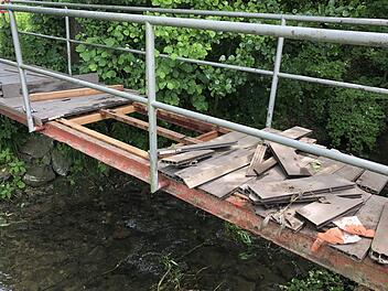 Der Steg bei der Krienersmühle bei Au im Kreis Kronach hielt dem Gewicht des Pferdes nicht Stand. Fotos: Alexander Löffler