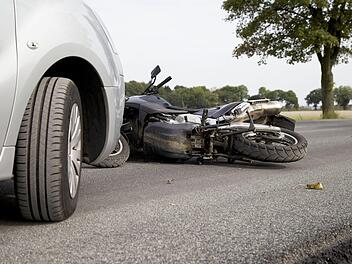 In Unterfranken hat sich am Donnerstagmorgen ein schwerer Verkehrsunfall zwischen einem Auto und einem Motorrad ereignet. Ein 16-J&auml;hriger erlitt lebensgef&auml;hrliche Verletzungen. Symbolfoto: KOKALA VIEW/Adobe Stock