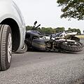 In Unterfranken hat sich am Donnerstagmorgen ein schwerer Verkehrsunfall zwischen einem Auto und einem Motorrad ereignet. Ein 16-Jähriger erlitt lebensgefährliche Verletzungen. Symbolfoto: KOKALA VIEW/Adobe Stock