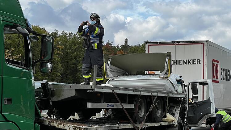 Auffahrunfall unter drei Lastwagen: Fahrer wird in Kabine eingeklemmt