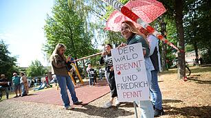 Bundeskanzler Merz besucht Waldbrandgebiet in H&uuml;rtgenwald