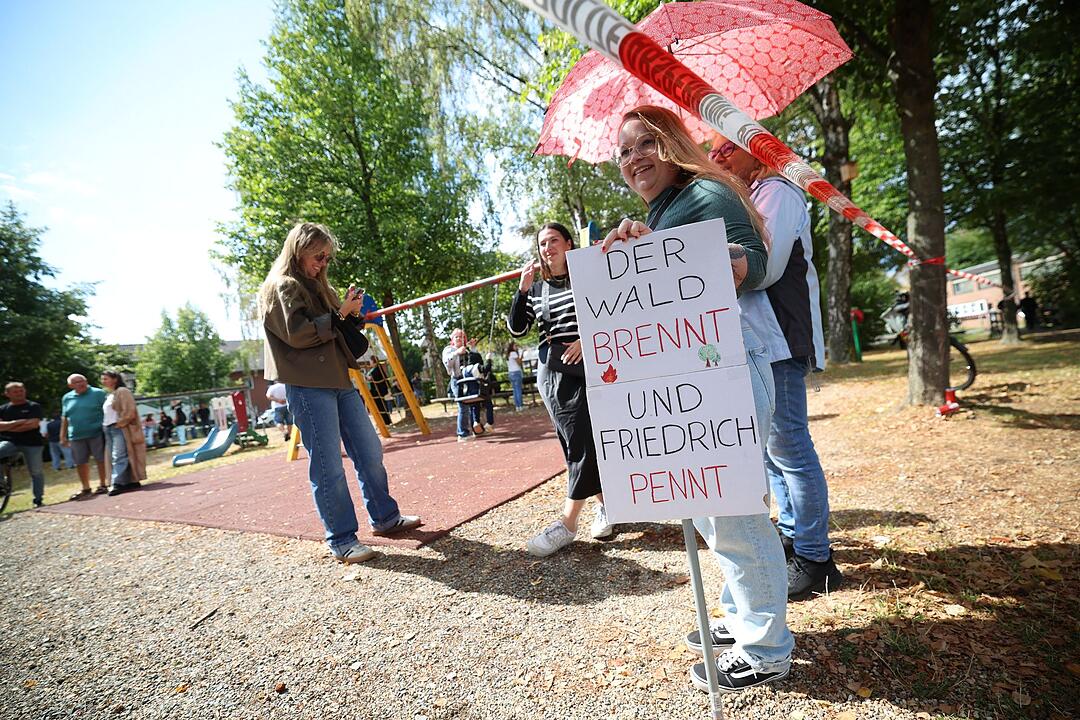 Bundeskanzler Merz besucht Waldbrandgebiet in H&uuml;rtgenwald