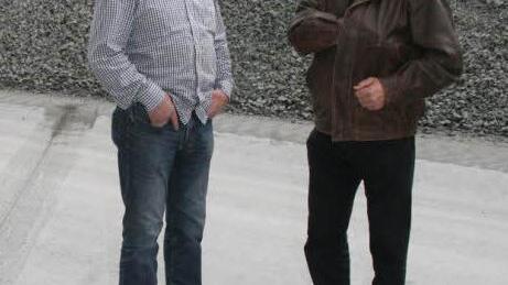 Steinbruch-Chef Oswin Kirchner und Adolf Hildner (CSU) kamen bei der Wasserproblematik nicht zusammen: Adolf Hildner behauptet, das Wasser stamme nur aus dem Steinmaterial, eine Beseitigung sei somit Sache des Steinbruchs und nicht der Stadt, Oswin Kirchner habe um Mithilfe der Stadt gebeten.