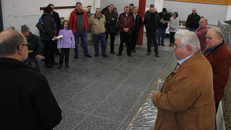 Der Bürgermeister (links) will einen Beitrag leisten, damit der Verein weiter bestehen kann.