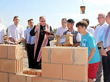 Polier Robert Klein hält die Kiste und Dekan Kilian Kemmer segnet sie.  Fotos: Johanna Blum