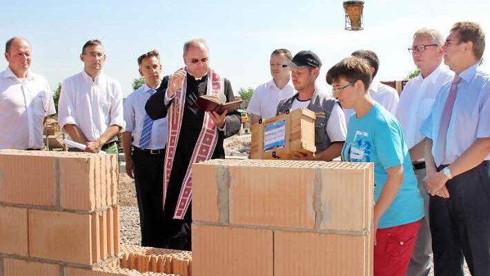 Polier Robert Klein hält die Kiste und Dekan Kilian Kemmer segnet sie.  Fotos: Johanna Blum