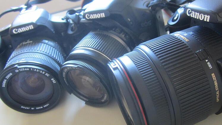 Auf hochwertige Kameras der Marken Canon, Nikon und Ixus sowie auf Notebooks der Marken Apple und HP, aber auch auf Bargeld aus Tresoren hatte es die Bande abgesehen. Foto: Matthias Einwag