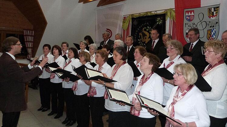 Der gemischte Chor Fölschnitz mit Alexander Thern, der am Wochenende zum neuen stellvertretenden Kreischorleiter gewählt wurde