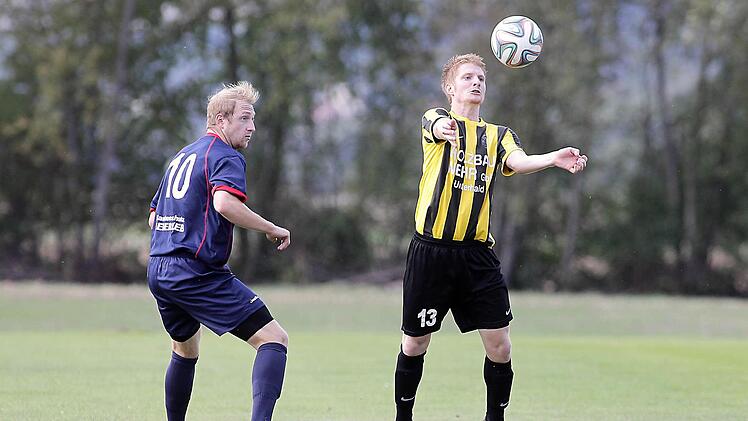 Michael Grimm (r.) nimmt den Ball mit der Brust an; links der Staffelbacher Maximilian Schug