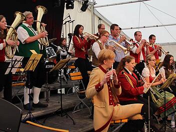 Das Kreisorchester des Nordbayerischen Musikbundes begeisterte die zahlreichen Zuhörer beim Coburger "Lokalklang" im Festzelt auf dem Schlossplatz. Foto: Jochen Berger