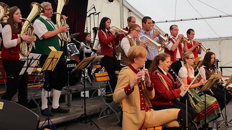 Das Kreisorchester des Nordbayerischen Musikbundes begeisterte die zahlreichen Zuhörer beim Coburger "Lokalklang" im Festzelt auf dem Schlossplatz. Foto: Jochen Berger