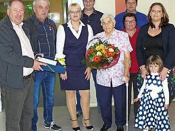 Ihren 90. Geburtstag feierte Margarete Knoll. Unser Bild zeigt (von links) Zweiten Bürgermeister Alfred Kolenda, Sohn Dieter Knoll, Enkelin Sandra Knoll, Anser Mesihovic, Jubilarin Margarete Knoll, Adelheid Ruppenstein, Enkel Stefan Knoll, Enkelin Liane Mesihovic und Urenkelin Sophia Knoll. Foto: Klaus-Peter Wulf