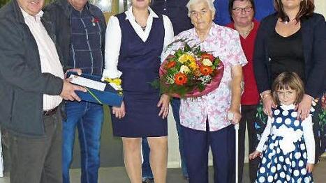 Ihren 90. Geburtstag feierte Margarete Knoll. Unser Bild zeigt (von links) Zweiten Bürgermeister Alfred Kolenda, Sohn Dieter Knoll, Enkelin Sandra Knoll, Anser Mesihovic, Jubilarin Margarete Knoll, Adelheid Ruppenstein, Enkel Stefan Knoll, Enkelin Liane Mesihovic und Urenkelin Sophia Knoll. Foto: Klaus-Peter Wulf