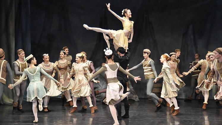 Griegs unvergessliche Melodien zu Ibsens "Peer Gynt" machten diese Inszenierung einmalig: Die abenteuerliche, verschiedenste Kontinente und Kulturen umspannende Sinnsuche des Protagonisten boten Raum für opulente Gruppenszenen, folkloristische sowie artistische Elemente und glänzend getanzte Soli. Foto: Peter Klopf