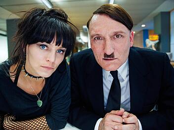 In "Er ist wieder da" wird Adolf Hitler wird zum TV-Star, den alle nur für einen Comedian halten, obwohl er sich seit 1945 keinen Deut verändert hat. Foto: Constantin Film