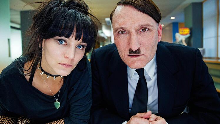 In "Er ist wieder da" wird Adolf Hitler wird zum TV-Star, den alle nur für einen Comedian halten, obwohl er sich seit 1945 keinen Deut verändert hat. Foto: Constantin Film