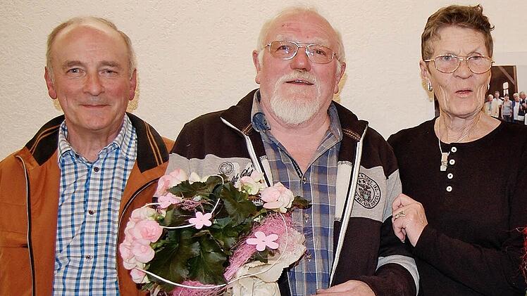 Für langjährige Mitgliedschaft ehrte die TSV-Vorsitzende Hannelore Schön (rechts) die Mitglieder (von links) Manfred Böse (50 Jahre) und Winfried Reuter (40 Jahre).  Fotos: Sigismund von Dobschütz