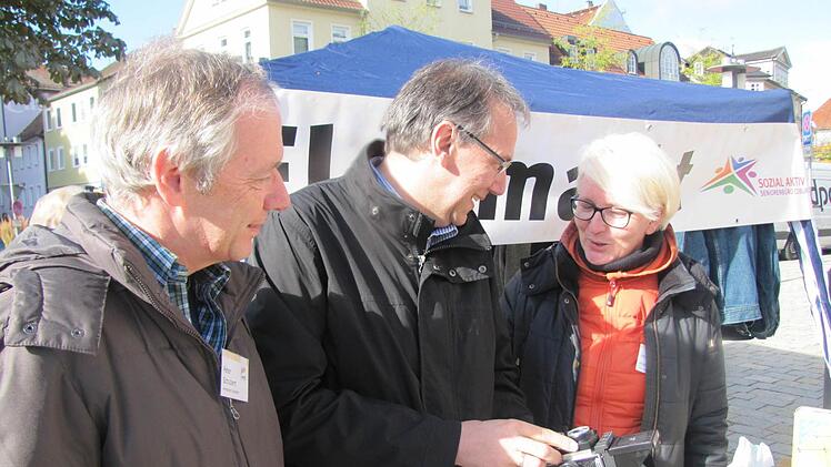 Eine antike Kamera fasziniert Verwaltungsrat Peter Schubert, Leiter des Sozialamtes, Bürgermeister Thomas Nowak und Antje Hennig vom Büro Senioren und Ehrenamt. Foto: Martin Koch