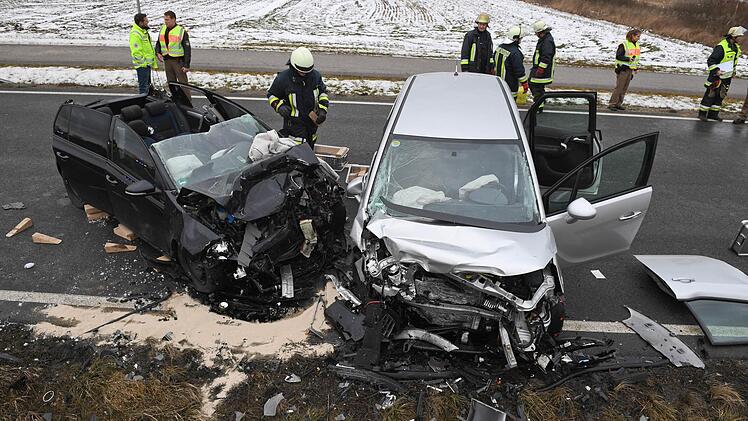 Schwerter Unfall zwischen Kemmern und Hallstadt am Donnerstag: Die Feuerwehr musste zwei eingeklemmte Insassen aus dem Auto befreien. Foto: Ronald Rinklef