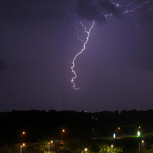 Lichtspektakel am Nürnberger Himmel - Gewitter zieht über Franken