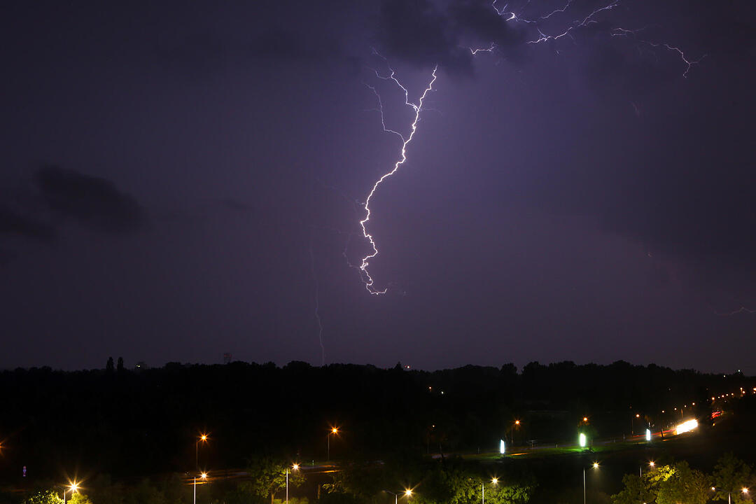 Lichtspektakel am Nürnberger Himmel - Gewitter zieht über Franken
