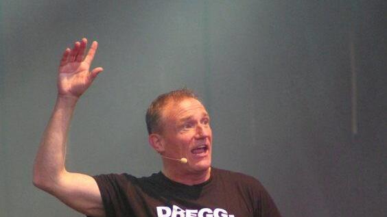 So lieben sie ihn: Der "fränggische" Kabarettist Michl Müller präsentierte sein Programm "Ausfahrt freihalten". Foto: Klaus Werner